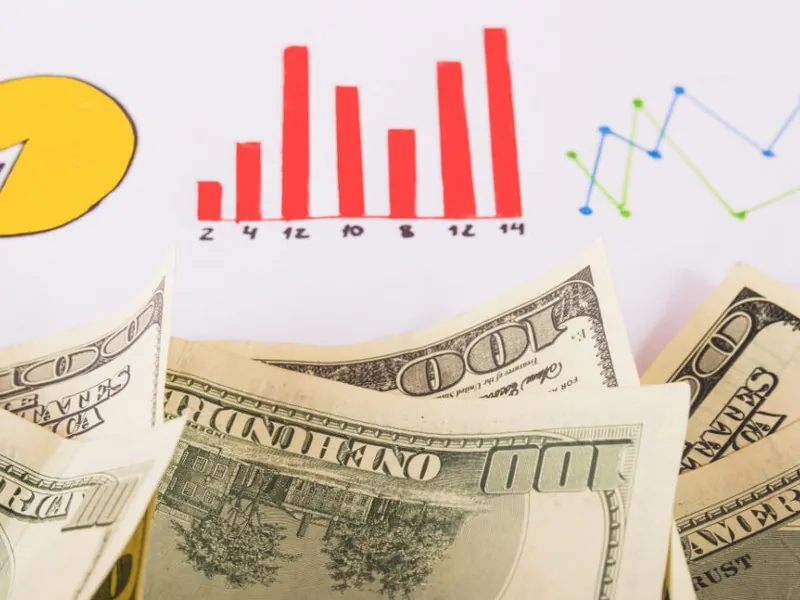 Người đang phân tích số liệu bóng đá trên laptop